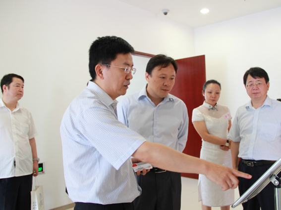 2012年07月20日,新华社经济信息编辑部副主任张彬领到访中心调研指导。松江区经委主任何胜友陪同。 张彬指出,边角料的概念是属于循环经济,符合国家产业政策,并为实体经济服务。边角料交易中心是上海多层次要素市场的一个组成部分,现货市场只搞一次资源,而中心是二次资源。所以中心是上海多层次要素市场的一个重要组成部分。